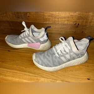 Adidas NMD R2 Primeknit Wonder Grey W/ Pink